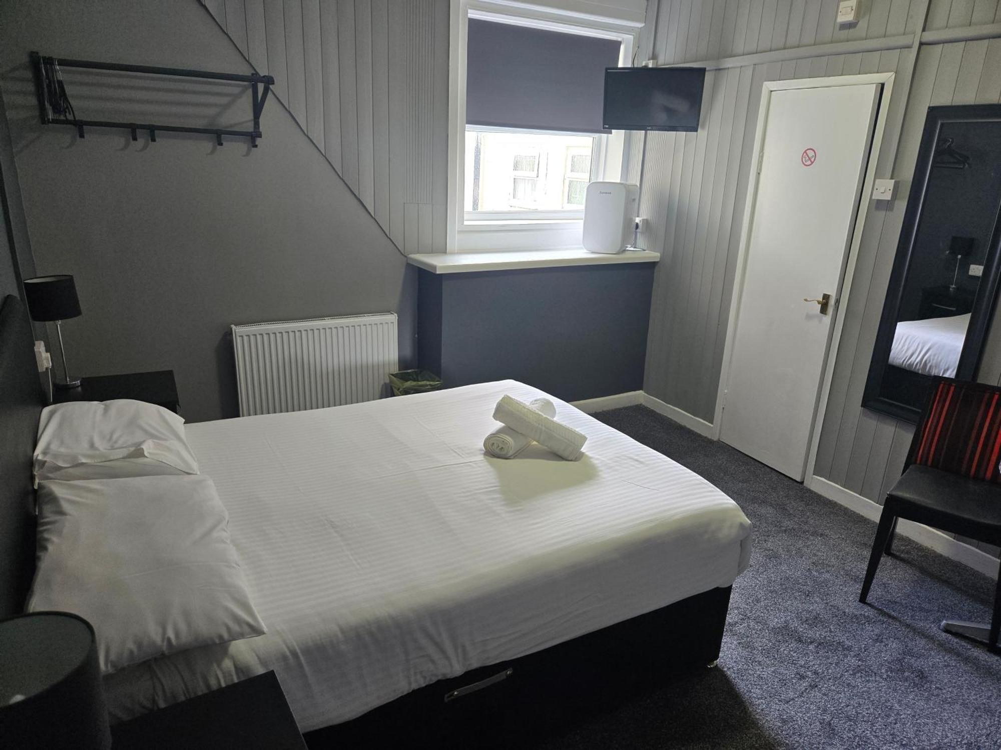 Peek-A-Booze - Budget Hotel - Adults Only — Photos 3