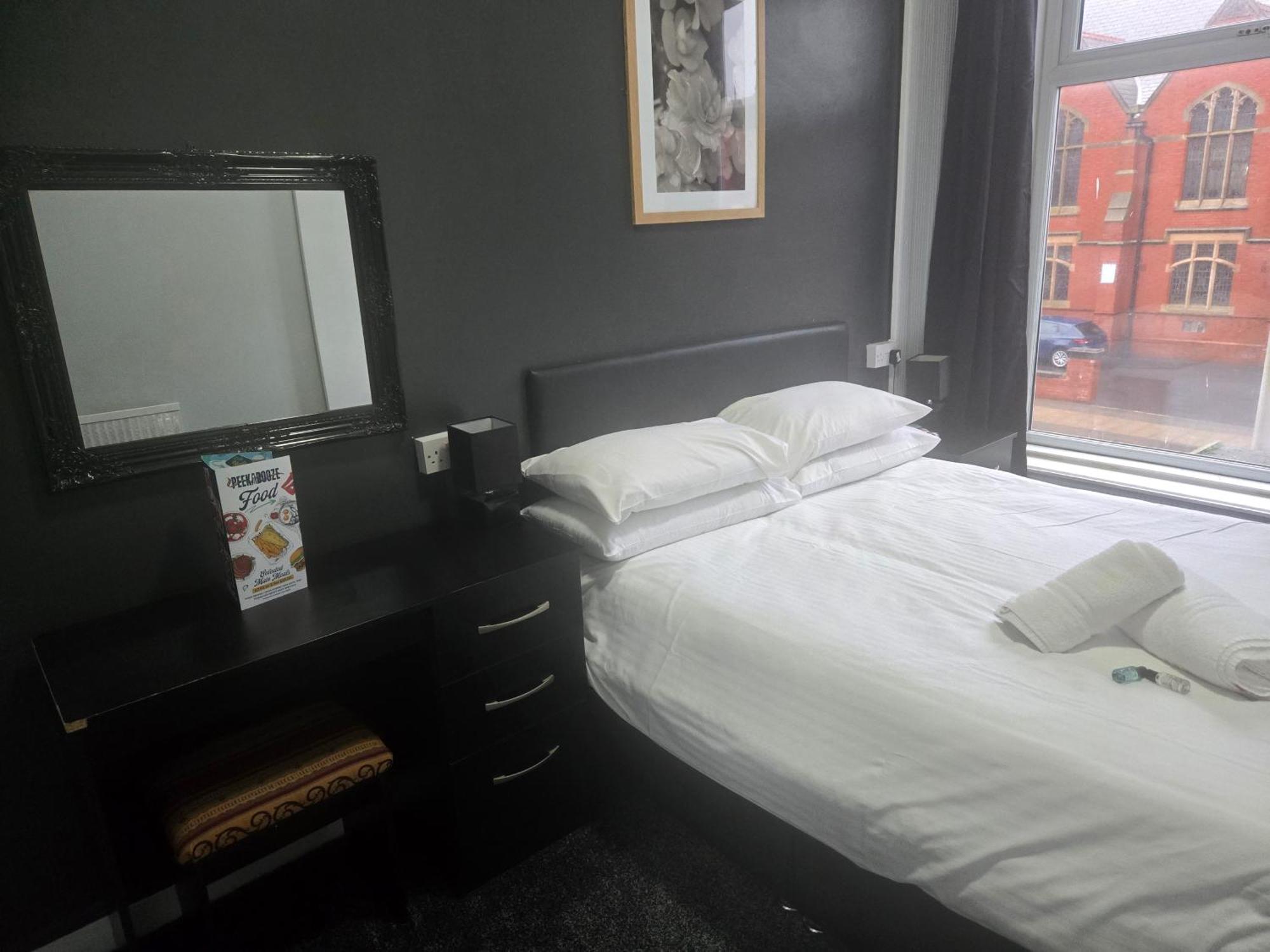 Peek-A-Booze - Budget Hotel - Adults Only, Blackpool