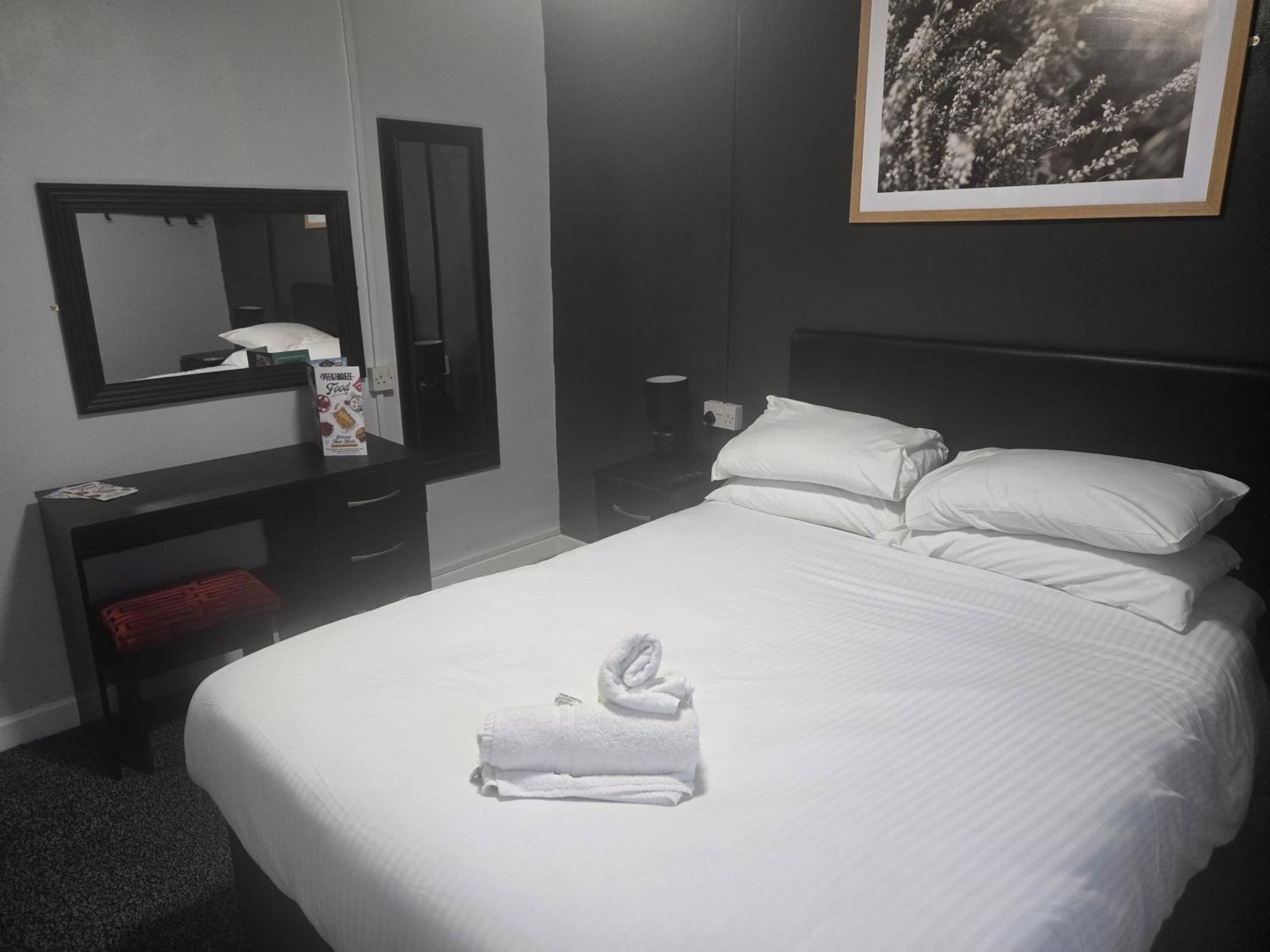 Peek-A-Booze - Budget Hotel - Adults Only — Photos 1
