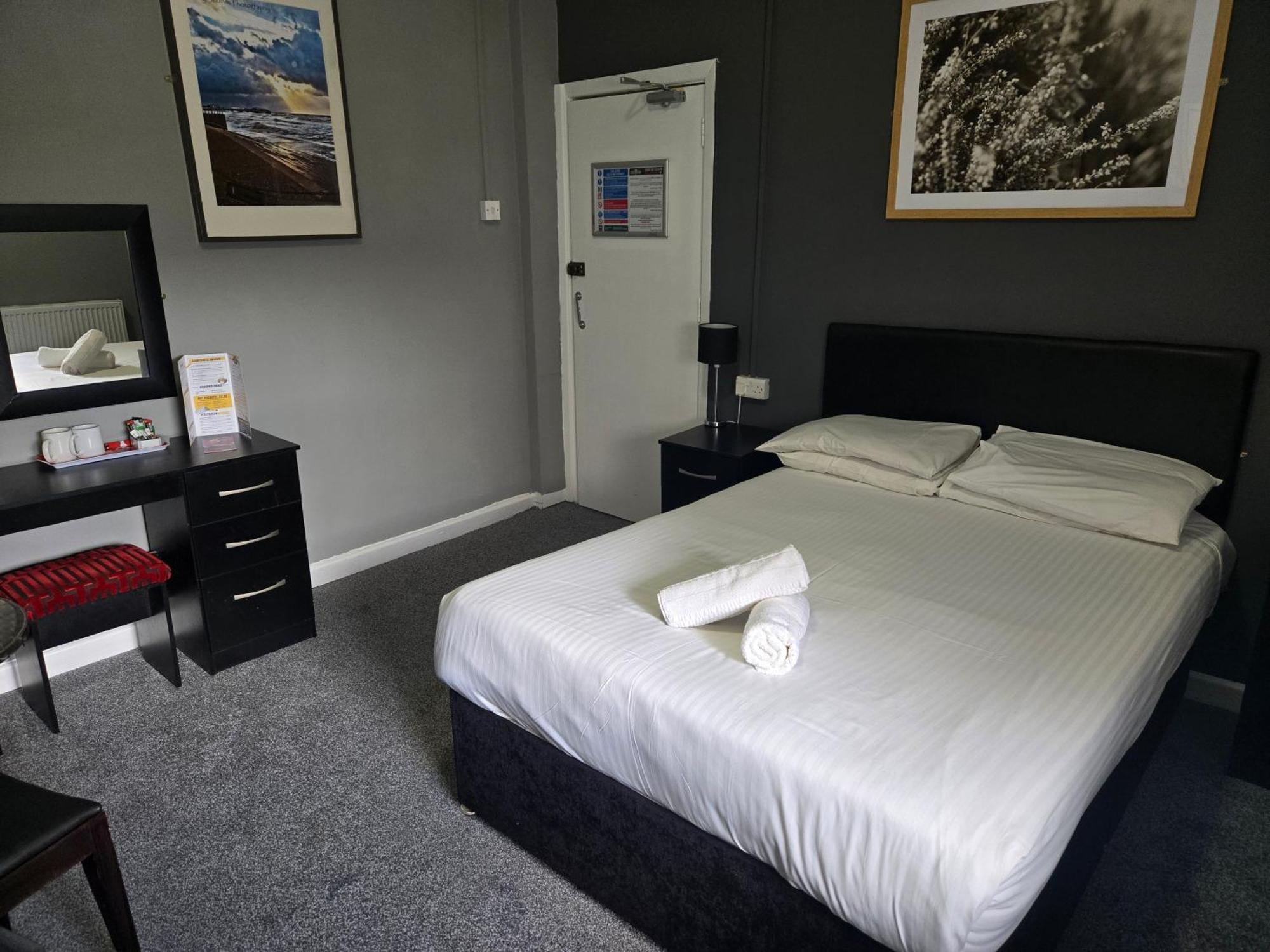 Peek-A-Booze - Budget Hotel - Adults Only — Photos 2